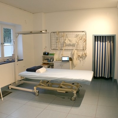 Großer Behandlungsraum mit Schlingentisch